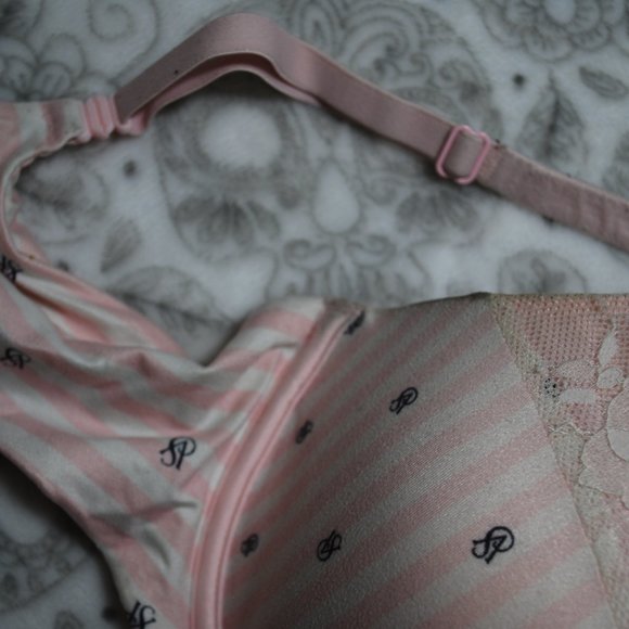 Victoria's Secret Bra - Picture 3 of 5